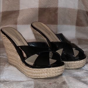 Black wedges